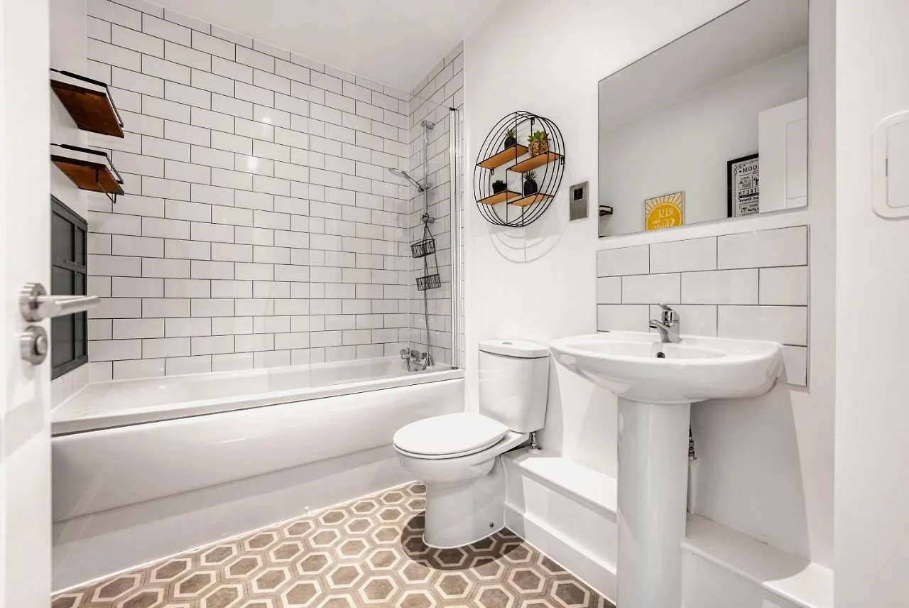 The Post House Two By Fortuna Property Gloucester